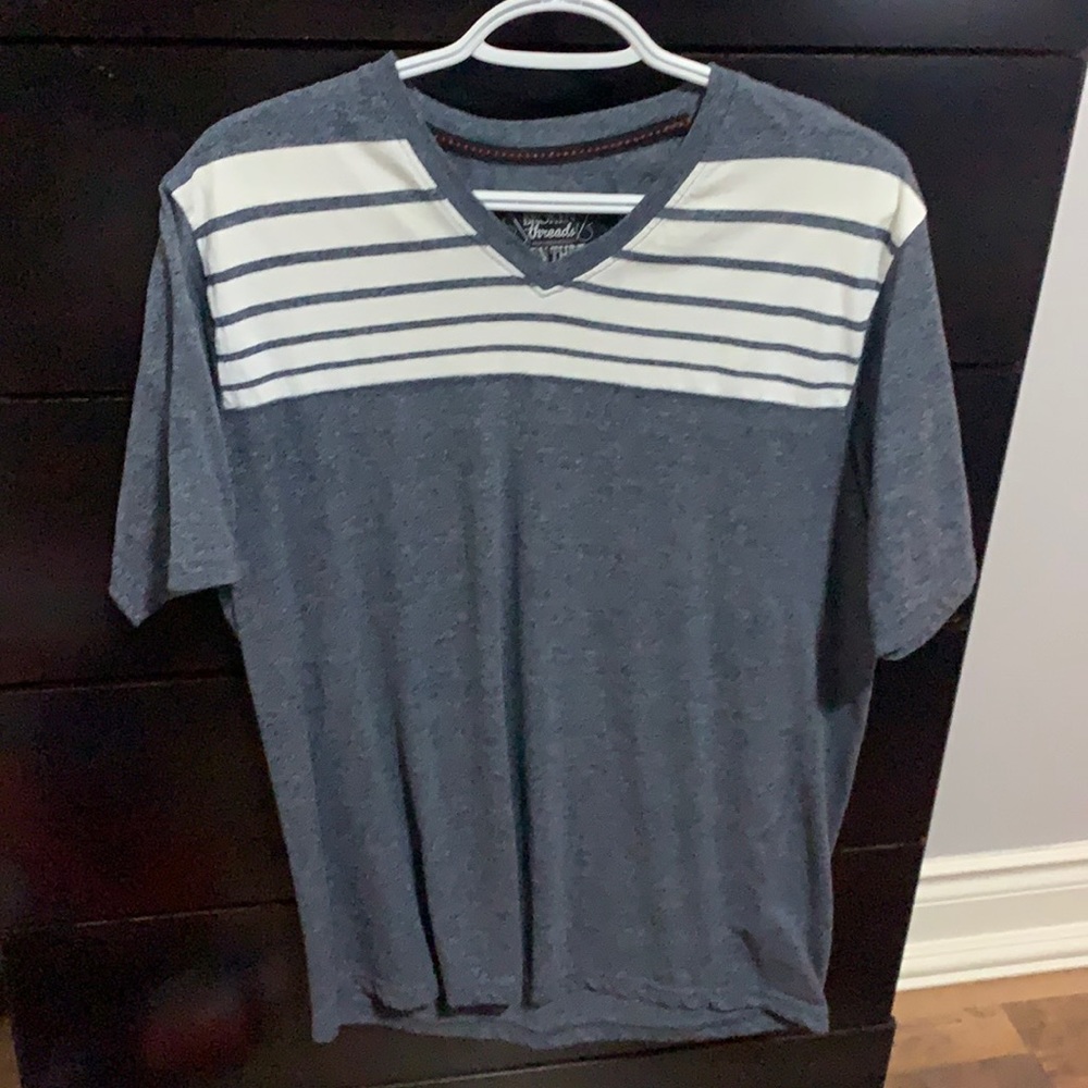 Broken Threads v-neck t shirt, size Large